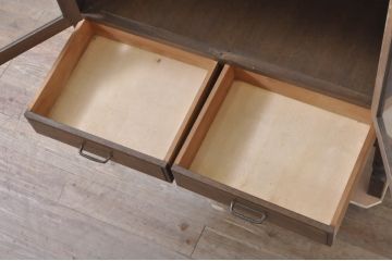 和製ビンテージ　神戸洋家具　オーク材　クラシカルで品のある佇まいが美しいキャビネット(カップボード、食器棚、戸棚、収納棚、飾り棚、ヴィンテージ)(R-068599)