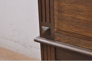 和製ビンテージ　神戸洋家具　オーク材　クラシカルで品のある佇まいが美しいキャビネット(カップボード、食器棚、戸棚、収納棚、飾り棚、ヴィンテージ)(R-068599)
