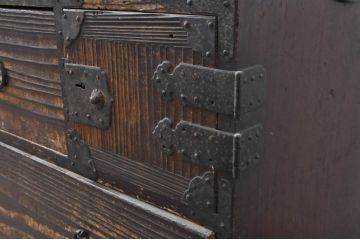 和製アンティーク　希少!!　前面杉材　浮造り仕上げ　時代を重ねた味わいが魅力の刀箪笥ローボード(ローチェスト、テレビ台、テレビボード、引き出し、時代箪笥、収納箪笥)(R-068620)