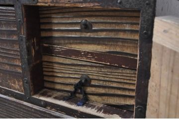 和製アンティーク　希少!!　前面杉材　浮造り仕上げ　時代を重ねた味わいが魅力の刀箪笥ローボード(ローチェスト、テレビ台、テレビボード、引き出し、時代箪笥、収納箪笥)(R-068620)