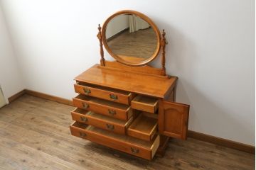 中古　横浜クラシック家具　ダニエル(Daniel)　ラウンド型の鏡が印象的なドレッシングチェスト(ドレッサー、鏡台、ミラー)(R-068623)