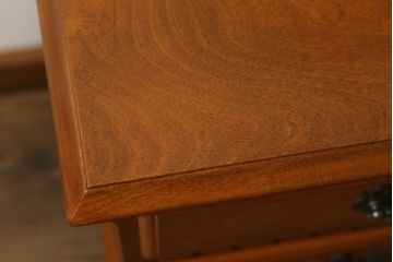 中古　横浜クラシック家具　ダニエル(Daniel)　ラウンド型の鏡が印象的なドレッシングチェスト(ドレッサー、鏡台、ミラー)(R-068623)