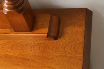 中古　横浜クラシック家具　ダニエル(Daniel)　ラウンド型の鏡が印象的なドレッシングチェスト(ドレッサー、鏡台、ミラー)(R-068623)
