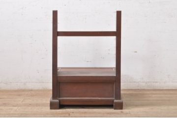 和製アンティーク　高級品!!　透かし彫り入り　総欅(ケヤキ)材　どこか懐かしい雰囲気漂う漆塗りの鏡台(飾り棚、飾り台、引き出し)(R-068624)