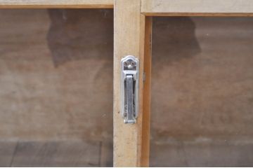 和製ビンテージ　昭和レトロな佇まいが魅力的な収納棚(サイドボード、サイドキャビネット、戸棚、食器棚、飾り棚、ガラスケース、店舗什器、本箱、ブックケース、ヴィンテージ)(R-068637)