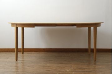 デンマークビンテージ　オーク材　ナチュラルな雰囲気が魅力的なエクステンションテーブル(ラウンドテーブル、ダイニングテーブル、食卓、2人掛け、4人掛け、6人掛け、北欧、ヴィンテージ)(R-068641)