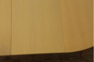 デンマークビンテージ　オーク材　ナチュラルな雰囲気が魅力的なエクステンションテーブル(ラウンドテーブル、ダイニングテーブル、食卓、2人掛け、4人掛け、6人掛け、北欧、ヴィンテージ)(R-068641)