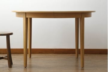 デンマークビンテージ　オーク材　ナチュラルな雰囲気が魅力的なエクステンションテーブル(ラウンドテーブル、ダイニングテーブル、食卓、2人掛け、4人掛け、6人掛け、北欧、ヴィンテージ)(R-068641)