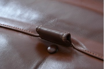 和製ビンテージ　CONDE HOUSE(カンディハウス)　Hock(ホック)　落ち着いた寛ぎの空間づくりにおすすめな1人掛けレザーソファとオットマンのセット　(R-068643)