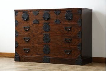中古　岩谷堂箪笥　漆塗り　あられ紋様の金具が目を惹く、和モダンな空間づくりにおすすめのサイドチェスト(引き出し、衣装箪笥、収納たんす、整理箪笥、和タンス、サイドボード)(R-068646)