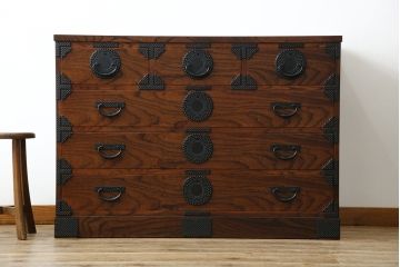 中古　岩谷堂箪笥　漆塗り　あられ紋様の金具が目を惹く、和モダンな空間づくりにおすすめのサイドチェスト(引き出し、衣装箪笥、収納たんす、整理箪笥、和タンス、サイドボード)(R-068646)