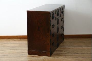 中古　岩谷堂箪笥　漆塗り　あられ紋様の金具が目を惹く、和モダンな空間づくりにおすすめのサイドチェスト(引き出し、衣装箪笥、収納たんす、整理箪笥、和タンス、サイドボード)(R-068646)