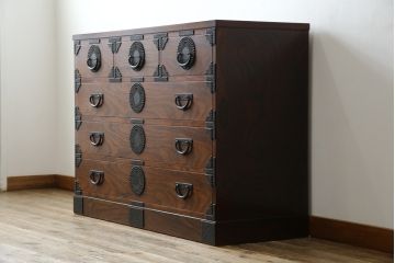 中古　岩谷堂箪笥　漆塗り　あられ紋様の金具が目を惹く、和モダンな空間づくりにおすすめのサイドチェスト(引き出し、衣装箪笥、収納たんす、整理箪笥、和タンス、サイドボード)(R-068646)