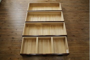 中古　岩谷堂箪笥　漆塗り　あられ紋様の金具が目を惹く、和モダンな空間づくりにおすすめのサイドチェスト(引き出し、衣装箪笥、収納たんす、整理箪笥、和タンス、サイドボード)(R-068646)