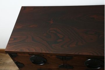 中古　岩谷堂箪笥　漆塗り　あられ紋様の金具が目を惹く、和モダンな空間づくりにおすすめのサイドチェスト(引き出し、衣装箪笥、収納たんす、整理箪笥、和タンス、サイドボード)(R-068646)