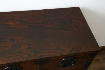 中古　岩谷堂箪笥　漆塗り　あられ紋様の金具が目を惹く、和モダンな空間づくりにおすすめのサイドチェスト(引き出し、衣装箪笥、収納たんす、整理箪笥、和タンス、サイドボード)(R-068646)