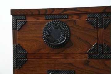 中古　岩谷堂箪笥　漆塗り　あられ紋様の金具が目を惹く、和モダンな空間づくりにおすすめのサイドチェスト(引き出し、衣装箪笥、収納たんす、整理箪笥、和タンス、サイドボード)(R-068646)