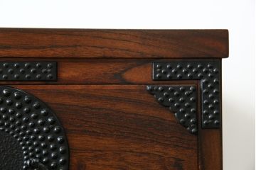 中古　岩谷堂箪笥　漆塗り　あられ紋様の金具が目を惹く、和モダンな空間づくりにおすすめのサイドチェスト(引き出し、衣装箪笥、収納たんす、整理箪笥、和タンス、サイドボード)(R-068646)
