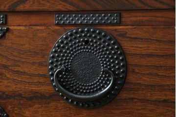 中古　岩谷堂箪笥　漆塗り　あられ紋様の金具が目を惹く、和モダンな空間づくりにおすすめのサイドチェスト(引き出し、衣装箪笥、収納たんす、整理箪笥、和タンス、サイドボード)(R-068646)
