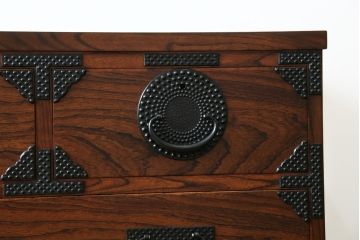 中古　岩谷堂箪笥　漆塗り　あられ紋様の金具が目を惹く、和モダンな空間づくりにおすすめのサイドチェスト(引き出し、衣装箪笥、収納たんす、整理箪笥、和タンス、サイドボード)(R-068646)