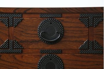 中古　岩谷堂箪笥　漆塗り　あられ紋様の金具が目を惹く、和モダンな空間づくりにおすすめのサイドチェスト(引き出し、衣装箪笥、収納たんす、整理箪笥、和タンス、サイドボード)(R-068646)