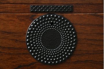 中古　岩谷堂箪笥　漆塗り　あられ紋様の金具が目を惹く、和モダンな空間づくりにおすすめのサイドチェスト(引き出し、衣装箪笥、収納たんす、整理箪笥、和タンス、サイドボード)(R-068646)