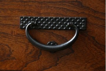 中古　岩谷堂箪笥　漆塗り　あられ紋様の金具が目を惹く、和モダンな空間づくりにおすすめのサイドチェスト(引き出し、衣装箪笥、収納たんす、整理箪笥、和タンス、サイドボード)(R-068646)