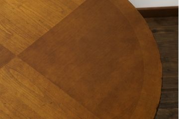 中古　サァラ麻布購入品　アメリカ最高級ブランド　センチュリー(CENTURY)　アンティーク調　マホガニー材　サイドのデザインが魅力的なラウンドダイニングテーブル(丸テーブル、2人掛け、4人掛け)(定価約100万円)(R-068660)