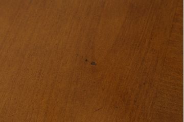 中古　サァラ麻布購入品　アメリカ最高級ブランド　センチュリー(CENTURY)　アンティーク調　マホガニー材　サイドのデザインが魅力的なラウンドダイニングテーブル(丸テーブル、2人掛け、4人掛け)(定価約100万円)(R-068660)