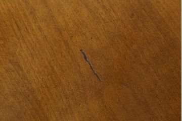 中古　サァラ麻布購入品　アメリカ最高級ブランド　センチュリー(CENTURY)　アンティーク調　マホガニー材　サイドのデザインが魅力的なラウンドダイニングテーブル(丸テーブル、2人掛け、4人掛け)(定価約100万円)(R-068660)