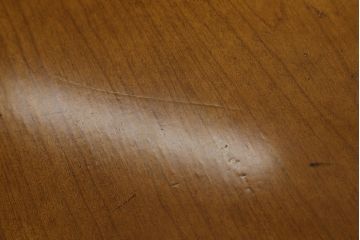 中古　サァラ麻布購入品　アメリカ最高級ブランド　センチュリー(CENTURY)　アンティーク調　マホガニー材　サイドのデザインが魅力的なラウンドダイニングテーブル(丸テーブル、2人掛け、4人掛け)(定価約100万円)(R-068660)