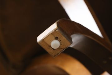 中古　サァラ麻布購入品　アメリカ最高級ブランド　センチュリー(CENTURY)　アンティーク調　マホガニー材　サイドのデザインが魅力的なラウンドダイニングテーブル(丸テーブル、2人掛け、4人掛け)(定価約100万円)(R-068660)