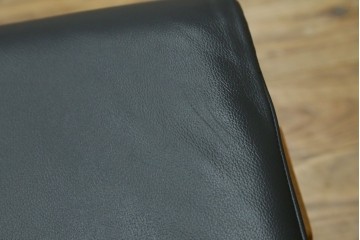 和製ビンテージ　富士ファニチャー　牛革　ゆったりとしたくつろぎの時間を演出するセパレートスタイルの3人掛けソファ　(R-068662)