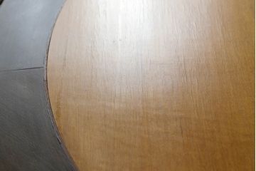和製アンティーク　古い洋館で使われていた大正ロマンの雰囲気漂うカバ材のラウンドテーブル(丸テーブル、コーヒーテーブル、サイドテーブル)(R-068665)