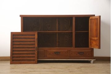 中古　松本伝統　指物工芸家具　漆塗り　上品な佇まいが魅力的な水屋箪笥サイドボード(サイドキャビネット、リビングボード、茶棚、収納棚、戸棚、食器棚、引き出し)(定価推定約110万円)(R-068679)