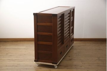 中古　松本伝統　指物工芸家具　漆塗り　上品な佇まいが魅力的な水屋箪笥サイドボード(サイドキャビネット、リビングボード、茶棚、収納棚、戸棚、食器棚、引き出し)(定価推定約110万円)(R-068679)