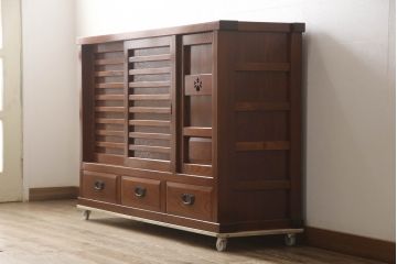 中古　松本伝統　指物工芸家具　漆塗り　上品な佇まいが魅力的な水屋箪笥サイドボード(サイドキャビネット、リビングボード、茶棚、収納棚、戸棚、食器棚、引き出し)(定価推定約110万円)(R-068679)