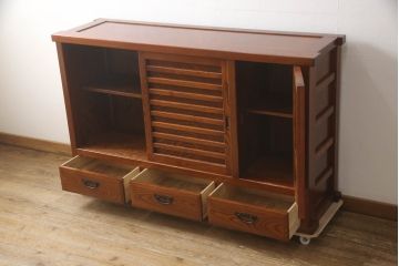 中古　松本伝統　指物工芸家具　漆塗り　上品な佇まいが魅力的な水屋箪笥サイドボード(サイドキャビネット、リビングボード、茶棚、収納棚、戸棚、食器棚、引き出し)(定価推定約110万円)(R-068679)