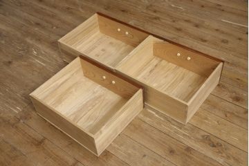 中古　松本伝統　指物工芸家具　漆塗り　上品な佇まいが魅力的な水屋箪笥サイドボード(サイドキャビネット、リビングボード、茶棚、収納棚、戸棚、食器棚、引き出し)(定価推定約110万円)(R-068679)