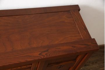 中古　松本伝統　指物工芸家具　漆塗り　上品な佇まいが魅力的な水屋箪笥サイドボード(サイドキャビネット、リビングボード、茶棚、収納棚、戸棚、食器棚、引き出し)(定価推定約110万円)(R-068679)