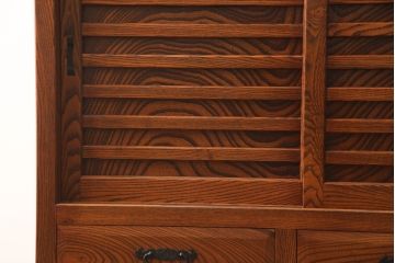 中古　松本伝統　指物工芸家具　漆塗り　上品な佇まいが魅力的な水屋箪笥サイドボード(サイドキャビネット、リビングボード、茶棚、収納棚、戸棚、食器棚、引き出し)(定価推定約110万円)(R-068679)
