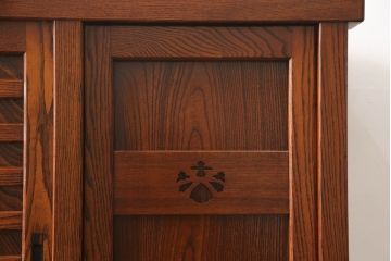 中古　松本伝統　指物工芸家具　漆塗り　上品な佇まいが魅力的な水屋箪笥サイドボード(サイドキャビネット、リビングボード、茶棚、収納棚、戸棚、食器棚、引き出し)(定価推定約110万円)(R-068679)