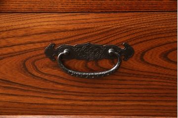 中古　松本伝統　指物工芸家具　漆塗り　上品な佇まいが魅力的な水屋箪笥サイドボード(サイドキャビネット、リビングボード、茶棚、収納棚、戸棚、食器棚、引き出し)(定価推定約110万円)(R-068679)