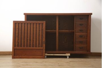 中古　松本伝統　指物工芸家具　漆塗り　上品な佇まいが魅力的な水屋箪笥サイドボード(サイドキャビネット、リビングボード、茶棚、収納棚、戸棚、食器棚、引き出し)(定価推定約100万円)(R-068680)