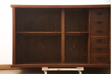 中古　松本伝統　指物工芸家具　漆塗り　上品な佇まいが魅力的な水屋箪笥サイドボード(サイドキャビネット、リビングボード、茶棚、収納棚、戸棚、食器棚、引き出し)(定価推定約100万円)(R-068680)