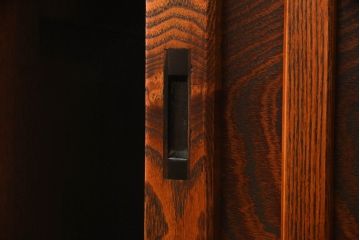 中古　松本伝統　指物工芸家具　漆塗り　上品な佇まいが魅力的な水屋箪笥サイドボード(サイドキャビネット、リビングボード、茶棚、収納棚、戸棚、食器棚、引き出し)(定価推定約100万円)(R-068680)