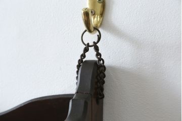 ヴィンテージ家具　松本民芸家具　エレガントな佇まいが目を惹く吊り棚(ウォールラック、壁掛け飾り棚、壁掛け収納、壁掛けラック、ウォールシェルフ、ビンテージ)(R-068681)
