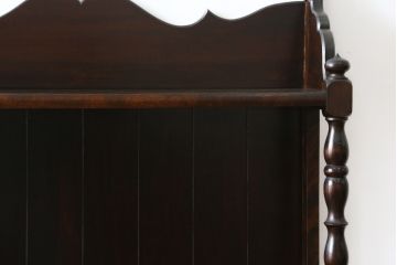 ヴィンテージ家具　松本民芸家具　エレガントな佇まいが目を惹く吊り棚(ウォールラック、壁掛け飾り棚、壁掛け収納、壁掛けラック、ウォールシェルフ、ビンテージ)(R-068681)
