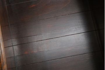 ヴィンテージ家具　松本民芸家具　エレガントな佇まいが目を惹く吊り棚(ウォールラック、壁掛け飾り棚、壁掛け収納、壁掛けラック、ウォールシェルフ、ビンテージ)(R-068681)