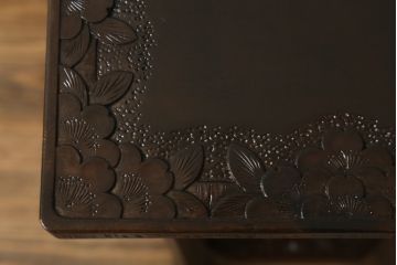 和製ビンテージ　伝統工芸　軽井沢彫り　華やかな桜の彫刻が美しいサイドテーブル(飾り台、花台、エンドテーブル、ナイトテーブル、ヴィンテージ)(R-068686)